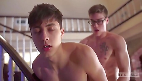 Amateur brunette teen fucks her boyfriend and gets creampie