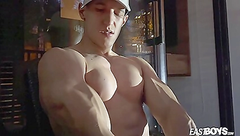 Horny guy meets big dude and wants to take him in his body